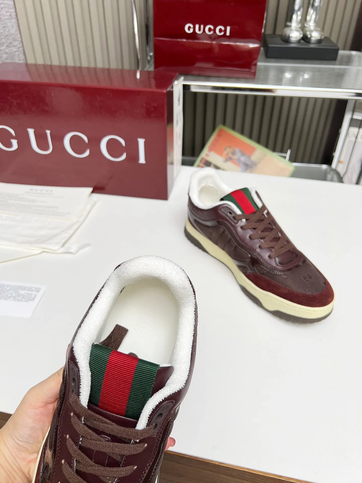 [G Home] P: 600💰 Couple size: Female 35-40. Male 39-44 (45 custom-made) 🆕2025.GUCC Gucci original order quality The latest popular high and low top aged couple sneakers series shipped original purchase development and production, this high and low top sneakers adopt a basketball-style silhouette design, cleverly integrated with hollow panels and distressed effects, showing unique ingenuity. The ingenuity incorporates brand logo details such as interlocking Double G styling accessories and Gucci lettering, a low-key tribute to the brand's design heritage. Exquisite packaging at the delivery counter 🛍📦 ▪️ Fabric: Original customized imported first-layer cowhide ▪️ Inner lining: Imported first-layer cowhide ▪️ Sole: Original molded two-color TPU sole ▪️ Sole thickness: 3cm
